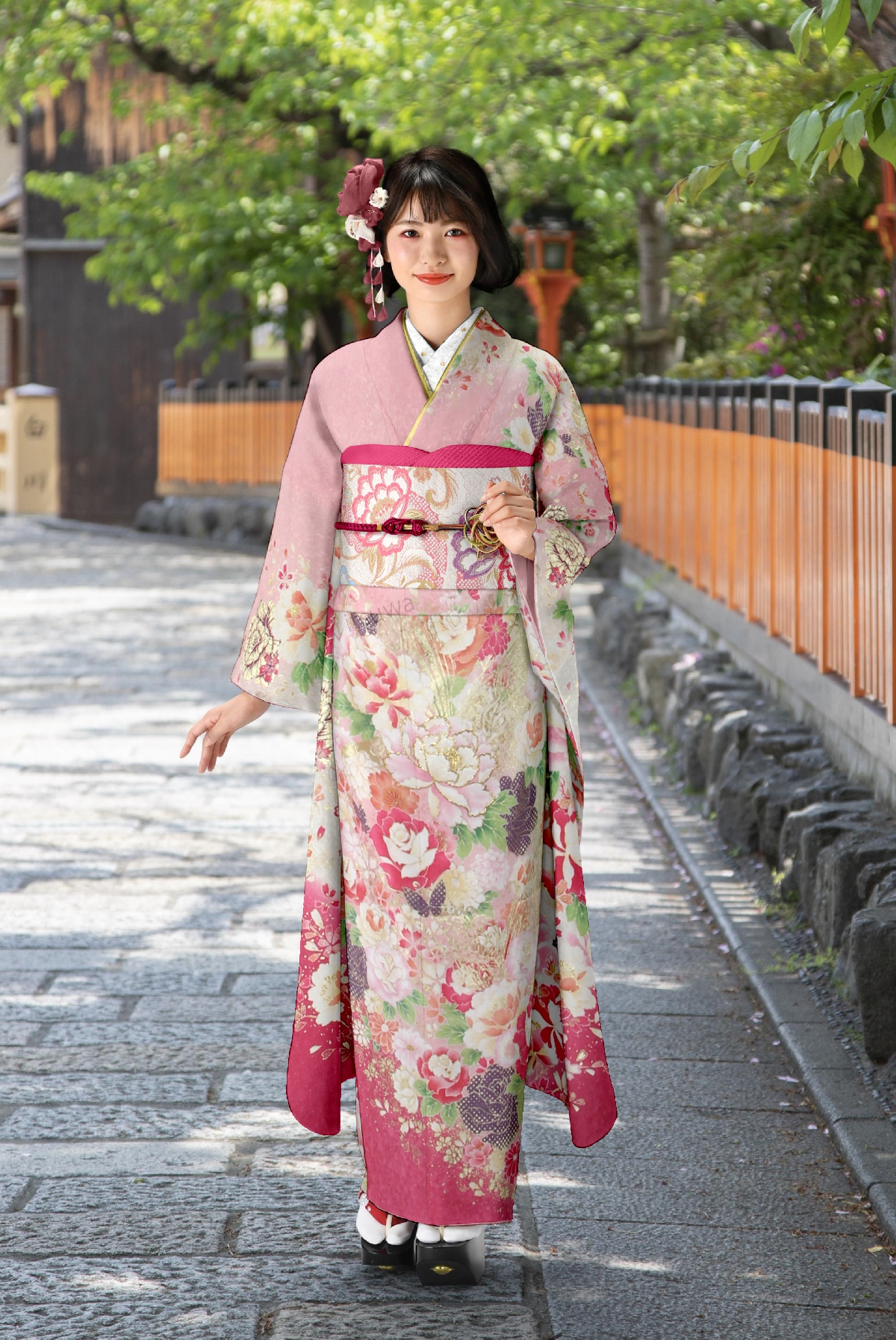 薄ピンク　淡い牡丹　金彩の蝶