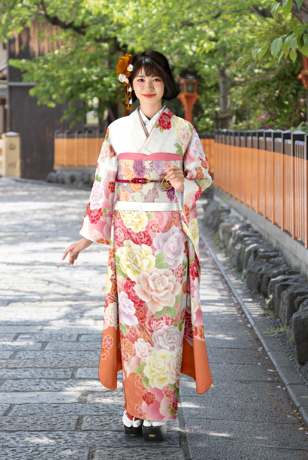 白地にオレンジ　パステルのバラ